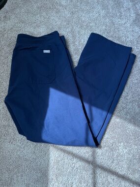 FIGS Scrub Technical Collection  Pants in Navy gray waist string size medium EUC
